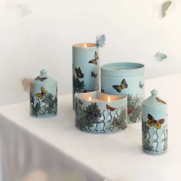 Fornasetti Candela Profumata Nel Vaso Nel Mentre - Decoro Farfalle E Balaustra - Fragranza Giardino Segreto^ Candele Profumate