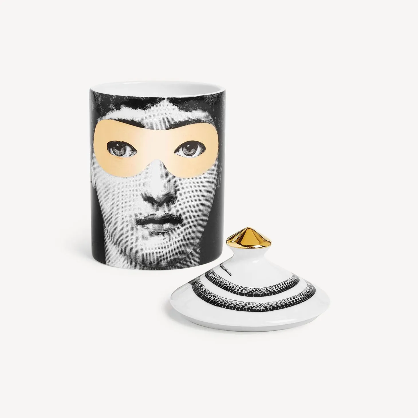 candela_profumata_se_poi__2-3.webp Fornasetti Candela Profumata Se Poi - Decoro Mascherina - Fragranza Frutto Proibito^ Candele Profumate