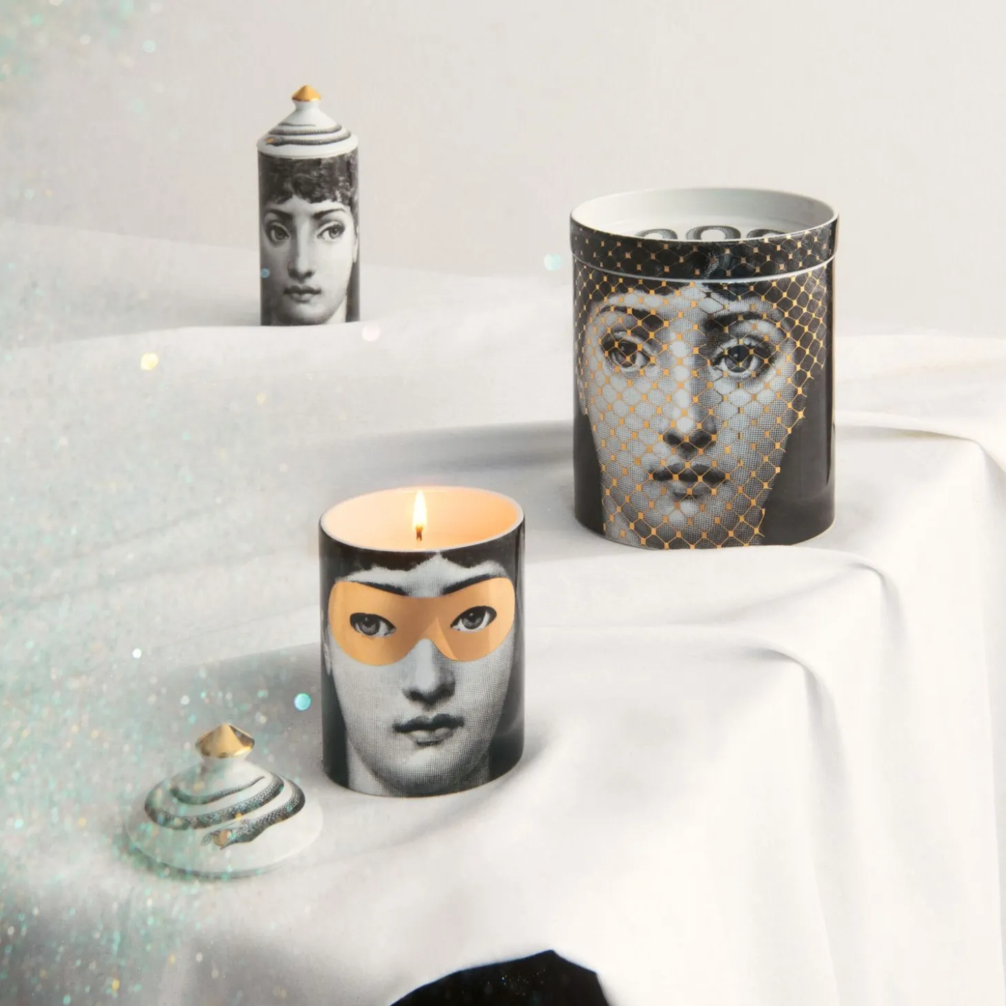 candela_profumata_se_poi__4-3.webp Fornasetti Candela Profumata Se Poi - Decoro Mascherina - Fragranza Frutto Proibito^ Candele Profumate
