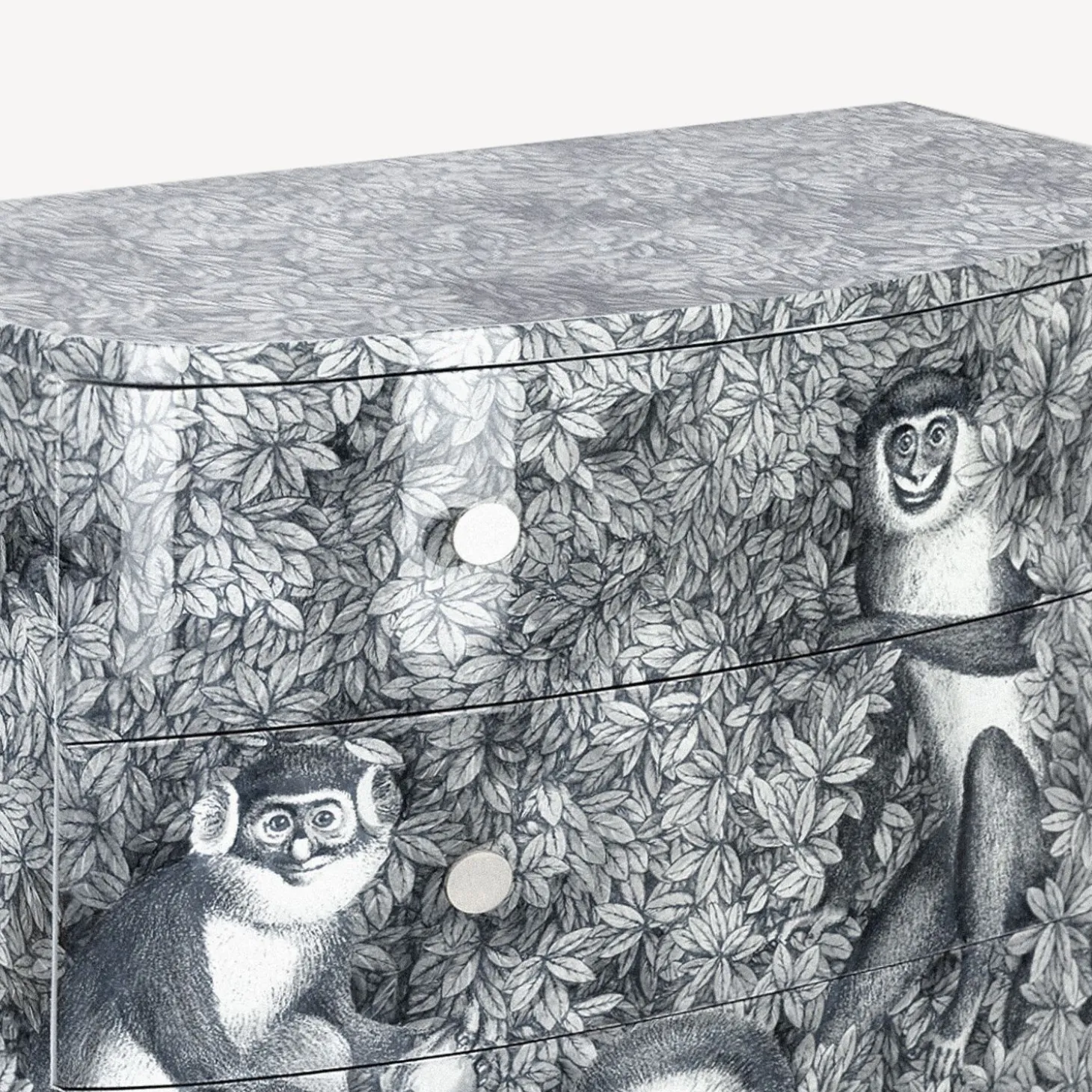 cassettiera_curva_scimmie_2.webp Fornasetti Cassettiera Curva Scimmie^ Cassettiera