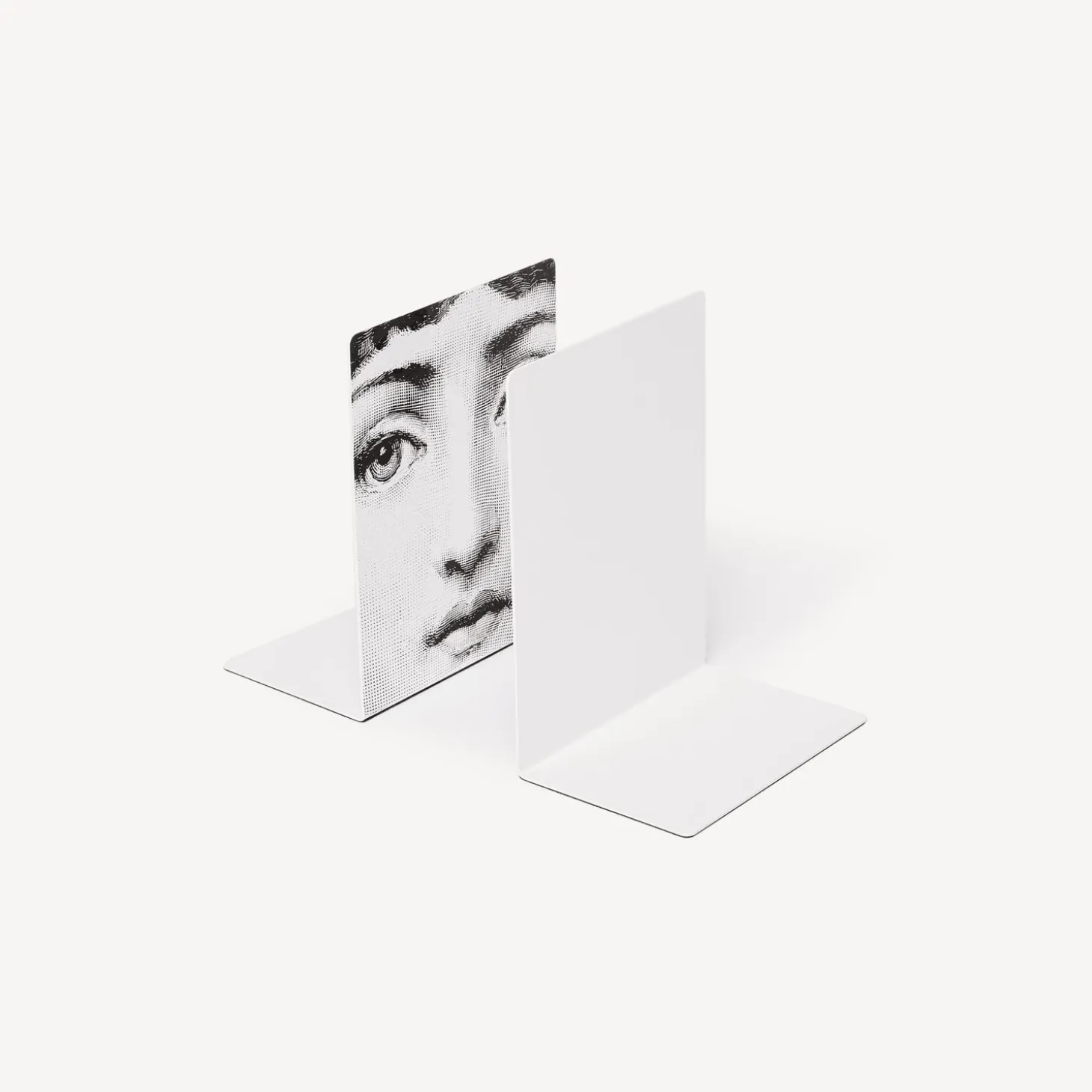 fermalibri_viso_1.webp Fornasetti Fermalibri Viso^ Fermalibri
