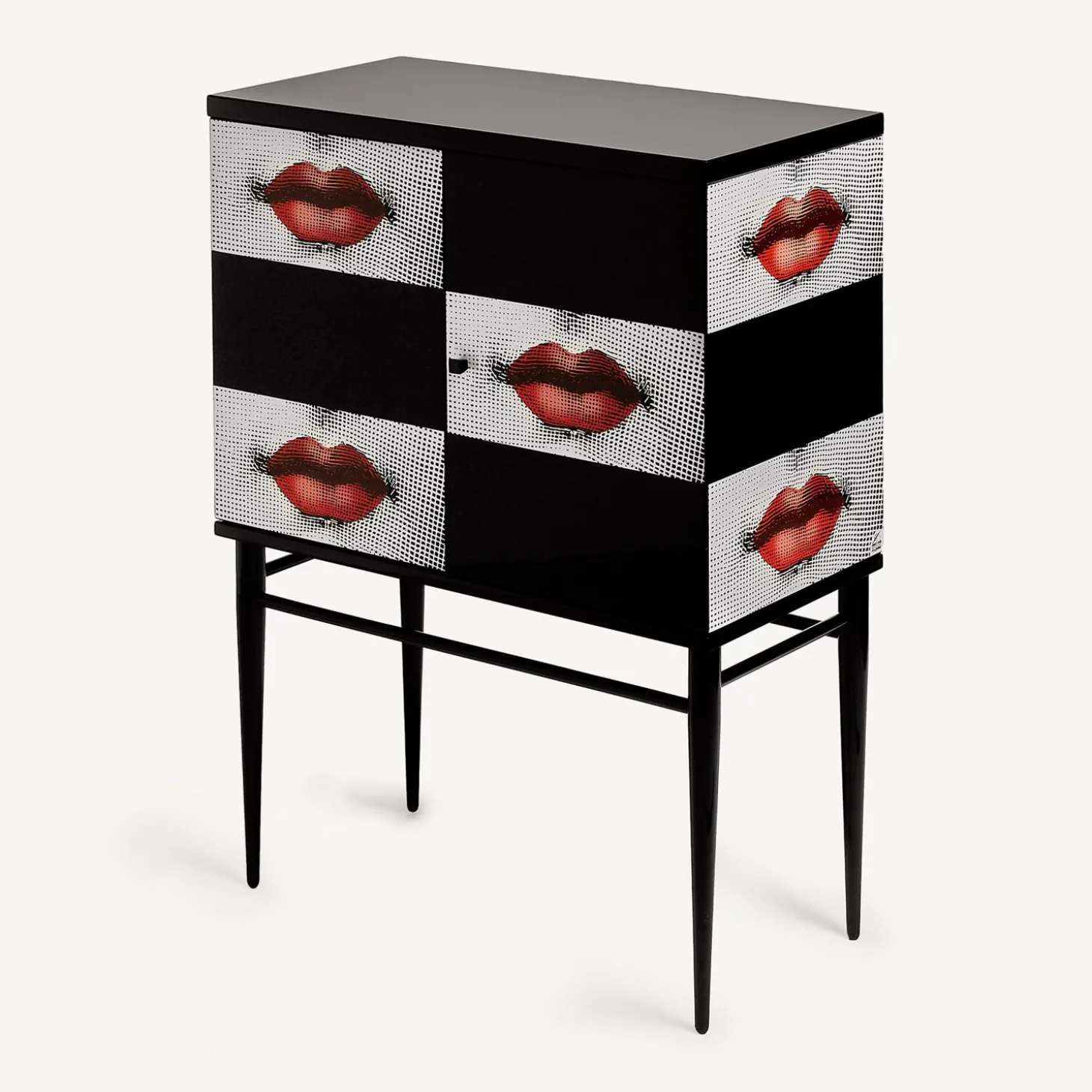 madia_piccola_rialzata_ki_1.webp Fornasetti Madia Piccola Rialzata Kiss^ Armadietti