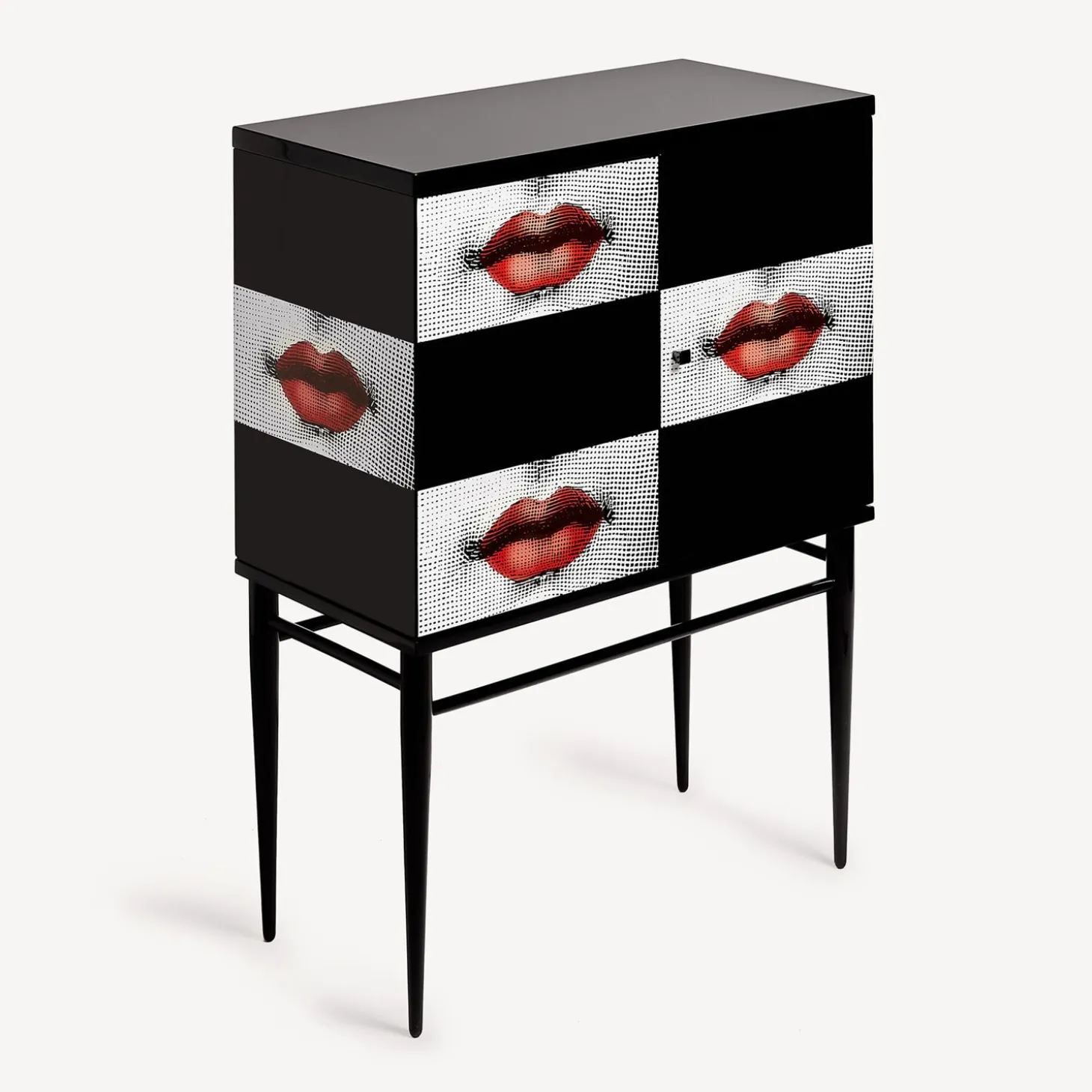 madia_piccola_rialzata_ki_2.webp Fornasetti Madia Piccola Rialzata Kiss^ Armadietti