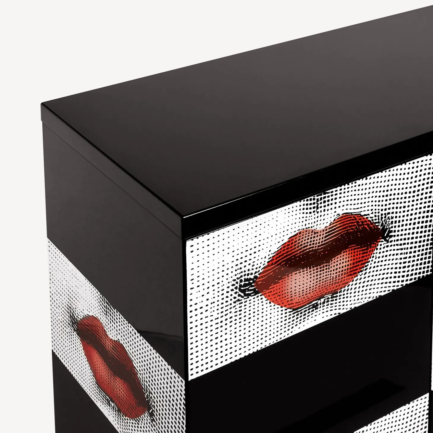 madia_piccola_rialzata_ki_4.webp Fornasetti Madia Piccola Rialzata Kiss^ Armadietti