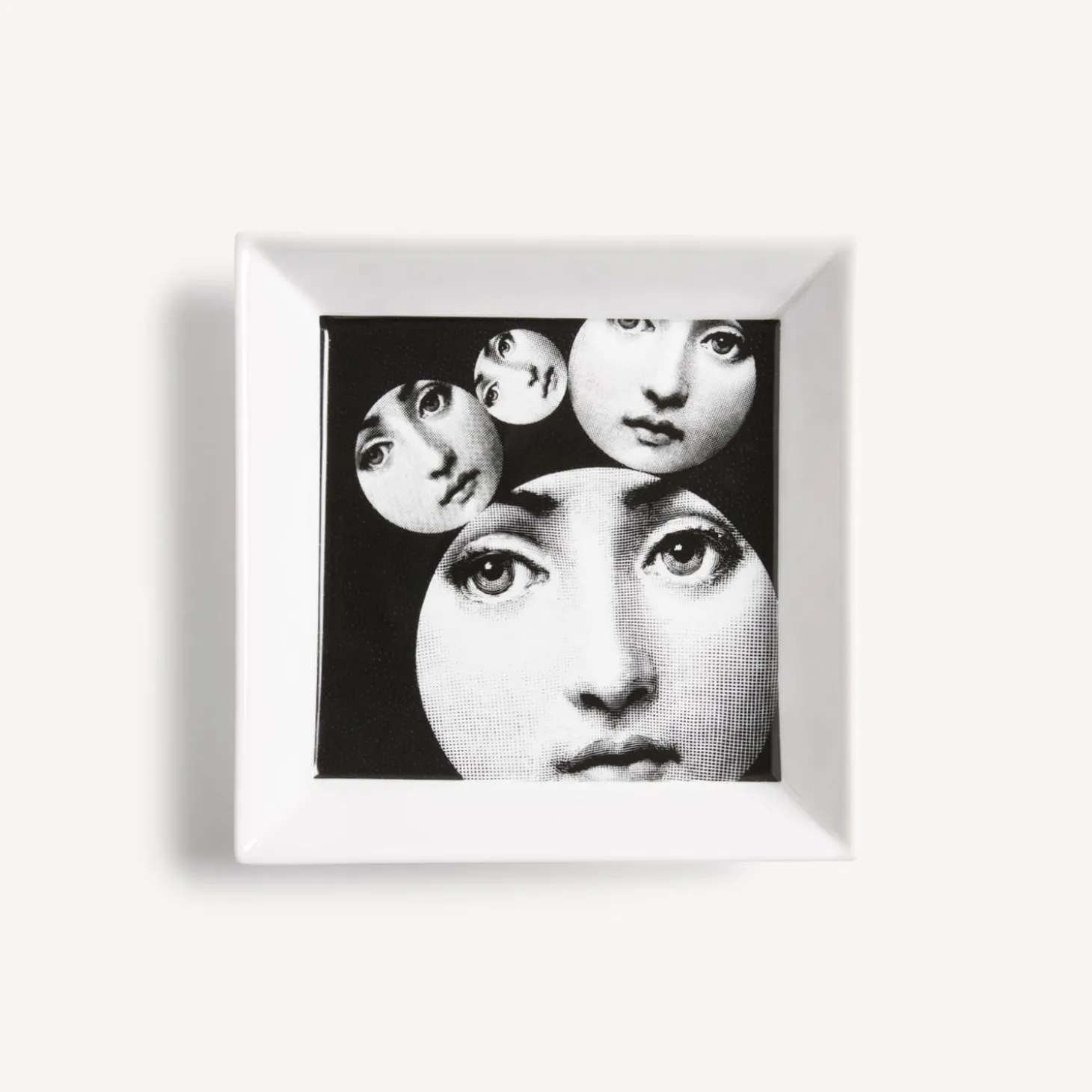 piatto_quadrato_tema_e_va_0-2.webp Fornasetti Piatto Quadrato Tema E Variazioni N.242^ Piatti Decorativi