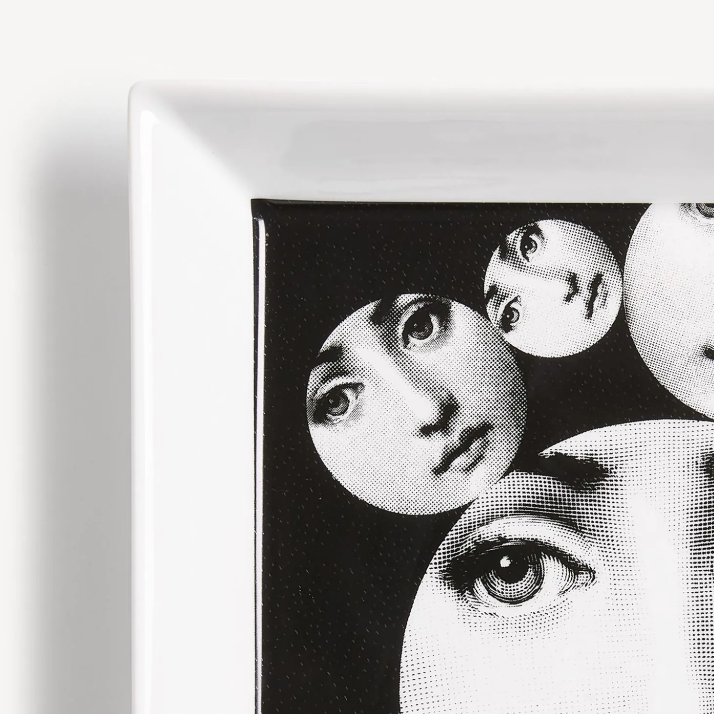 piatto_quadrato_tema_e_va_3-2.webp Fornasetti Piatto Quadrato Tema E Variazioni N.242^ Piatti Decorativi