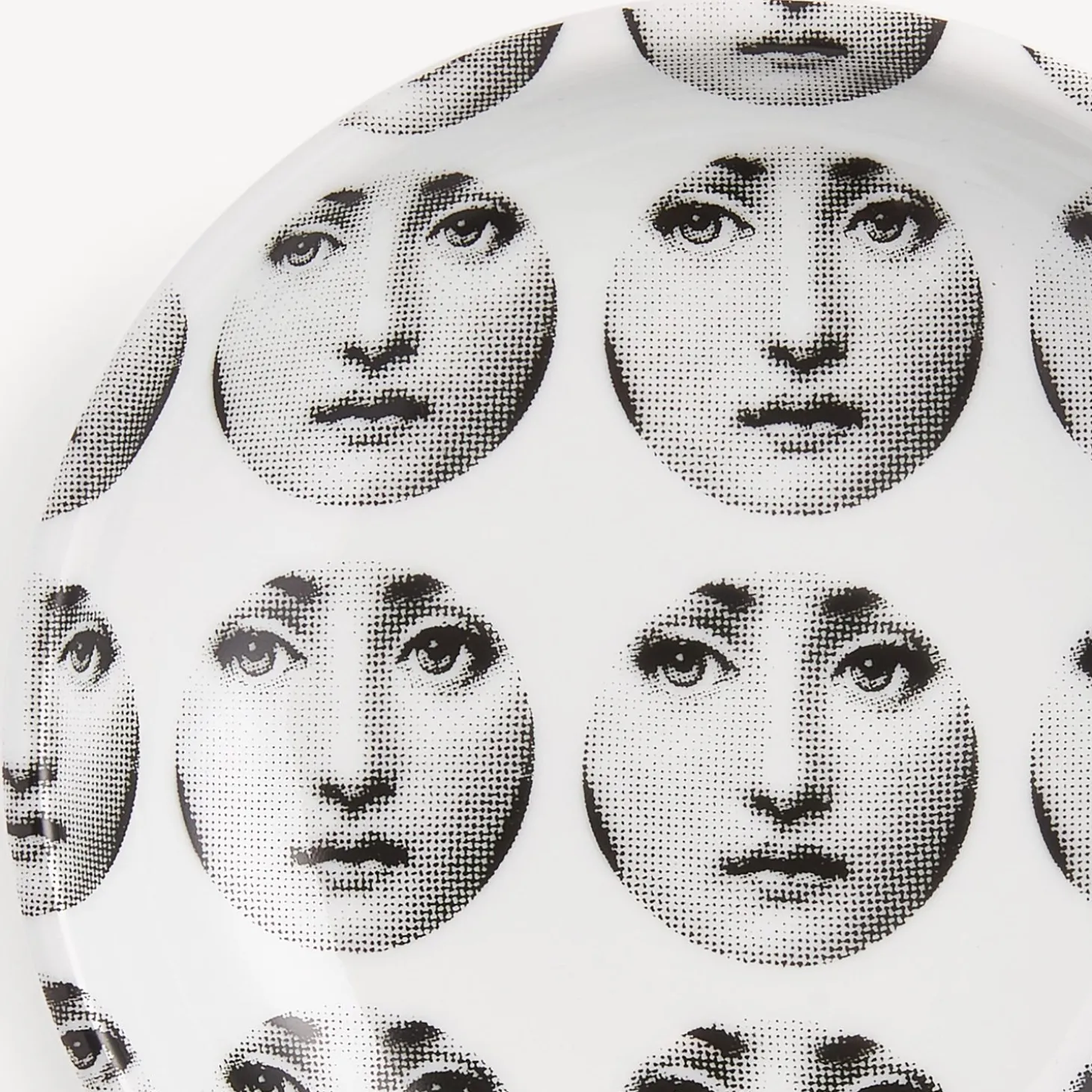 posacenere_rotondo_tema_e_3-2.webp Fornasetti Posacenere Rotondo Tema E Variazioni N.197^ Posacenere Di Design