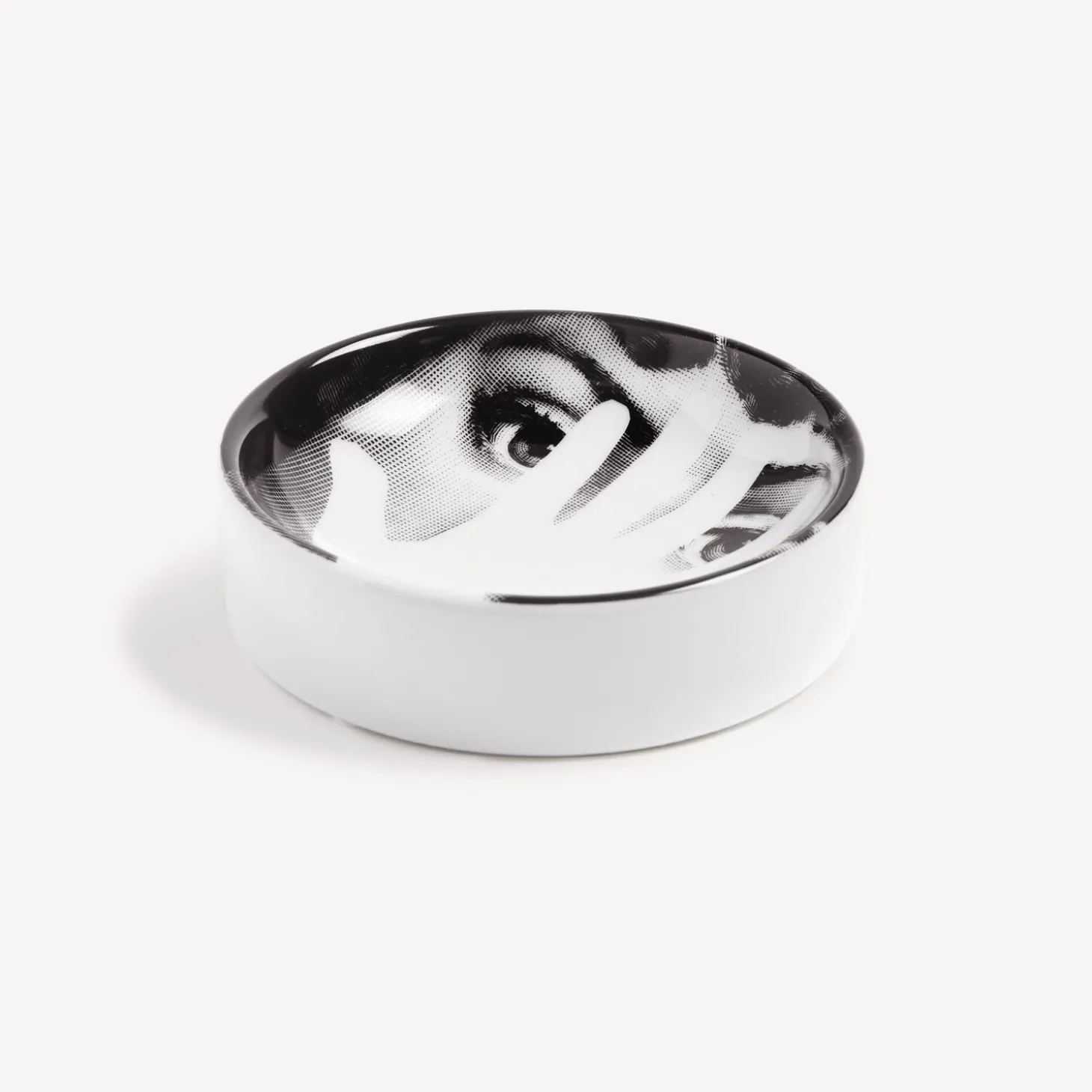 posacenere_tema_e_variazi_1-8.webp Fornasetti Posacenere Tema E Variazioni N.16^ Posacenere Di Design