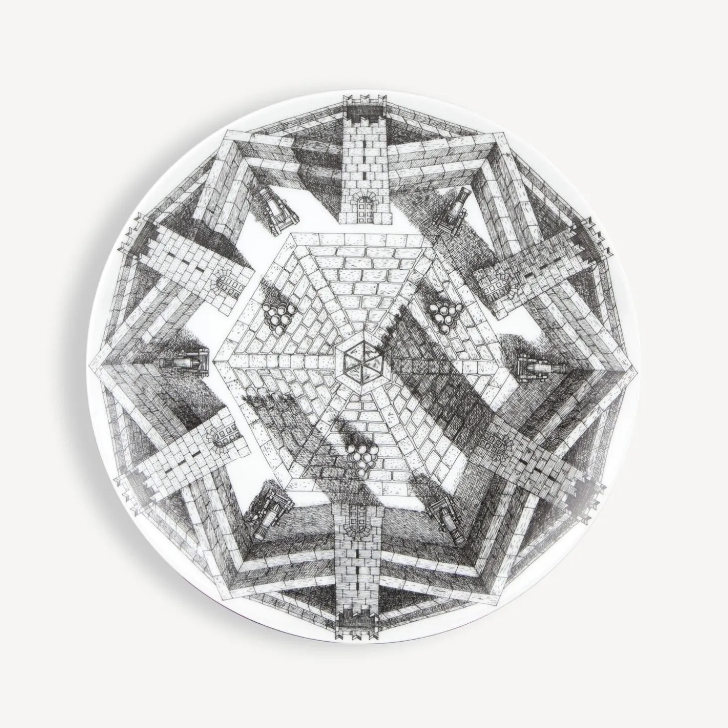 set__piatti_cortili_6.webp Fornasetti Set 6 Piatti Cortili^ Piatti Decorativi